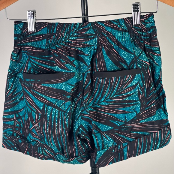 NWT New Lululemon Spring Break Away Short II Palm Lace Tofino Teal Multi - Picture 7 of 8
